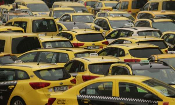 57 годишният шофьор на такси е пометен от ТИР с