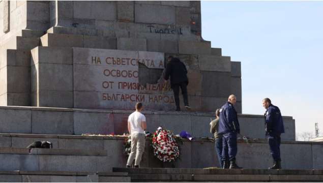 СНИМКА БТАПлочата на Паметника на Съветската армия в София на