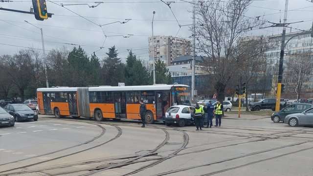 Автобус и лек автомобил катастрофираха на кръстовището между булевард Константин