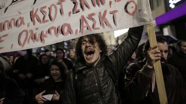 Хиляди студенти излязоха на протест снощи в Атина и в