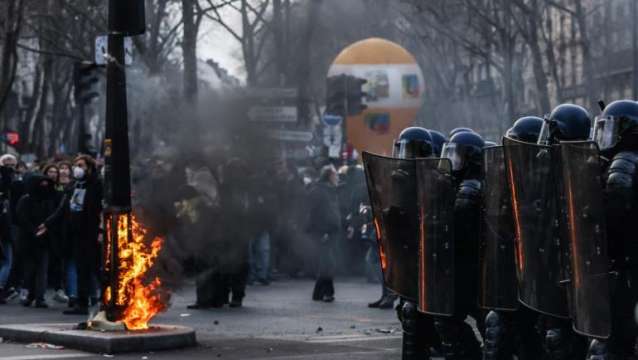 Сблъсъци избухнаха между полицията за борба с безредиците и демонстранти