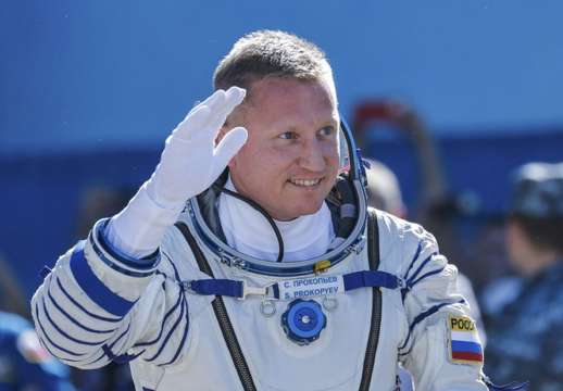 Руските космонавти Сергей Прокопиев и Дмитрий Петелин поднесоха пожеланията си към