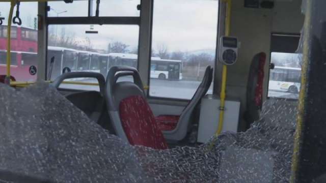 Мъж хвърли бутилка и счупи стъклото на автобус на градския