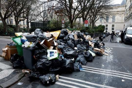 Синдикатите на служителите в чистотата в Париж все още не