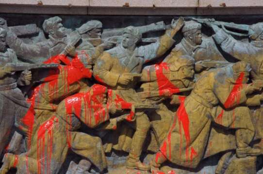 Отново заляха с червена боя Паметника на Съветската армия в