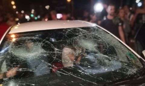Двамата обвиняеми за потрошената кола пред румънското посолство при протест