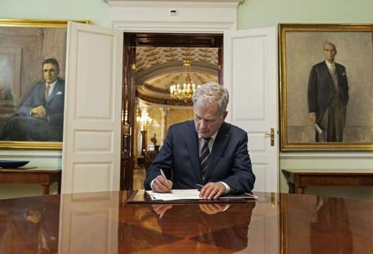Финландският президент Саули Нийнистьо подписа закон за присъединяване на страната