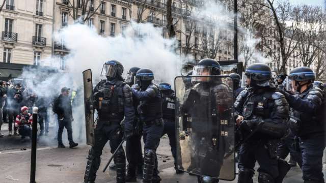 Полиция и протестиращи се сблъскаха в Париж по време на