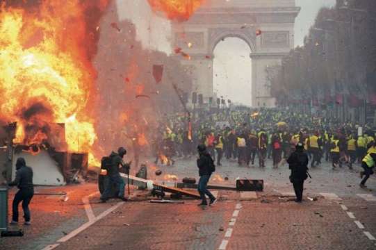 Френският президент Еманюел Макрон беше изправен пред нарастващ натиск в