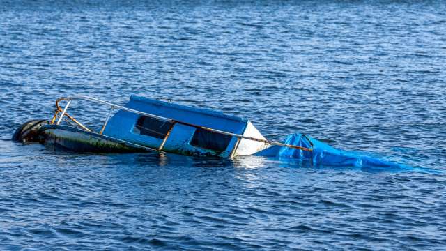 Най малко 19 мигранти загинаха след като лодката им потъна край бреговете