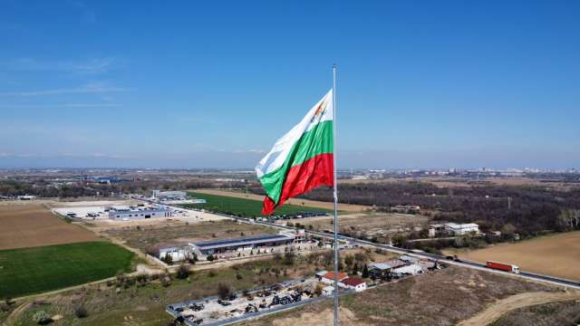 Родният трикольор беше издигнат на 70 метров пилон край Пловдив