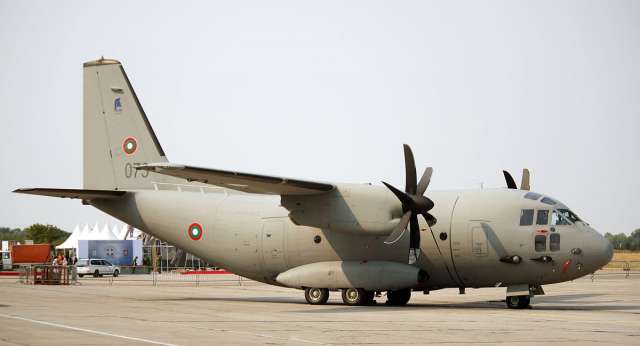 Дежурен екипаж на военнотранспортен самолет Спартан от 16 а авиационна база