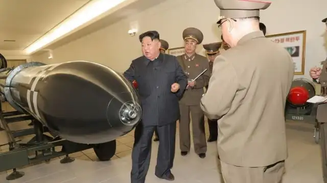 Северна Корея показа за първи път своите ядрени бойни глави