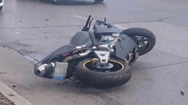 Мотоциклетист се блъсна в линейка Няма сериозни наранявания съобщиха