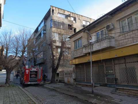 Голям пожар избухна в жилищна кооперация във Варна Един мъж е