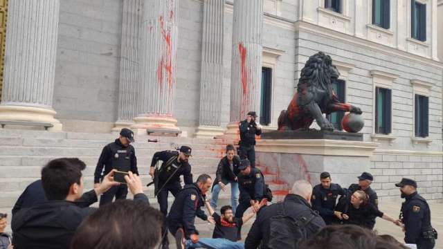 Екоактивисти в Испания целиха с червена боя сградата на парламента