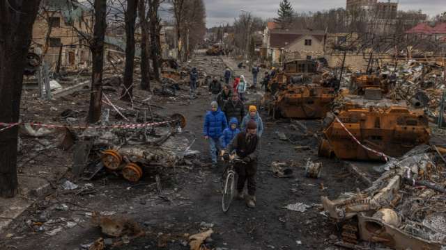 Продължава руският обстрел на селища и инфраструктура в Източна Украйна Двама