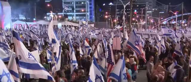 Недоволството в Израел не стихва Десетки хиляди развяха националното знаме