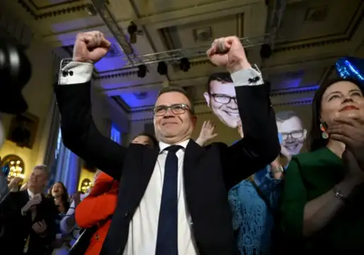 Финландската опозиционна дясна Национална коалиционна партия NCP имаше тясна преднина