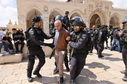 Израелската полиция нахлу в комплекса на джамията Ал Акса в Източен