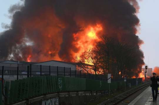 Два склада горят в северния германски град Хамбург от рано
