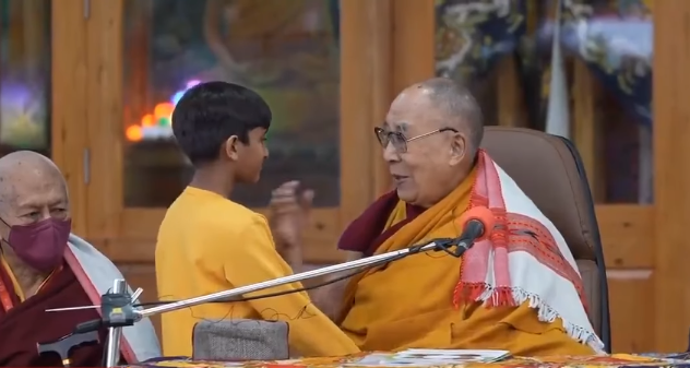 Далай Лама се извини в понеделник след като видео на
