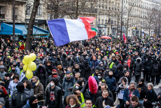 Франция беше разтърсена от импровизирани демонстрации след речта на президента