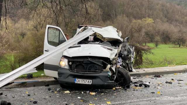 Тежка катастрофа в Русе Шофьорът е загинал на място съобщиха