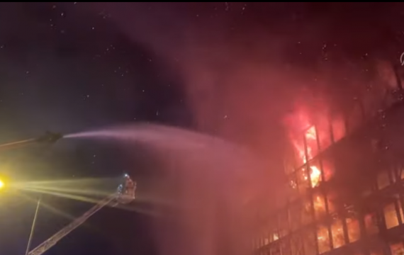 Пожарникарите се опитват да потушат пламъците които обхванаха луксозна кооперация