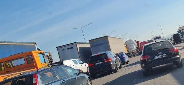 Километрично задръстване на Околовръстното шосе в София се заформи в