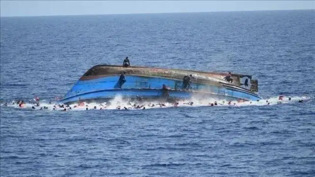 Най малко 22 души загинаха след като туристическа лодка се преобърна