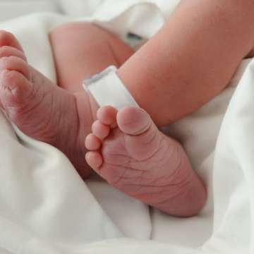 Бебе е родено с помощта на ДНК на трима души