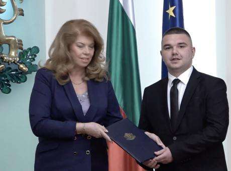 Българският вицепрезидент Илияна Йотова лично връчи българско гражданство на Християн