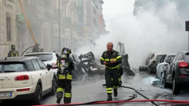 Ван превозващ няколко кислородни резервоара избухна в центъра на Милано