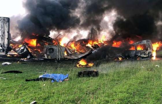 Огнена катастрофа на пътнически микробус и товарен камион уби 26