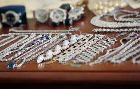През 2019 година крадци откраднаха безценни диамантени украшения от един
