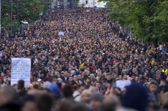 Стотици хиляди хора излязоха на протест срещу насилието и управлението