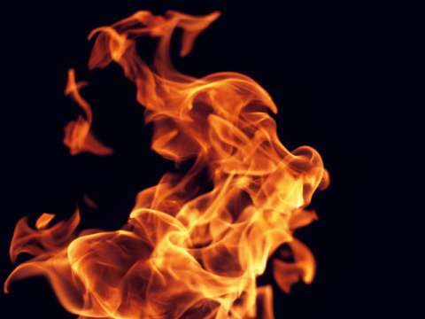 Над 100 огнеборци се бореха с пламъците и гъстия дим