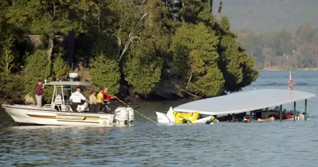 Най малко двама души загинаха след като лодка превозваща повече