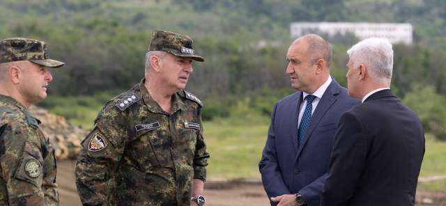 Президентът и върховен главнокомандващ Румен Радев посети учебен полигон Ново