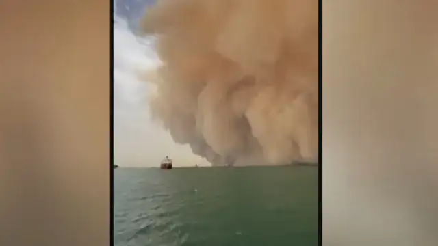 Мореплаватели заснеха голяма пясъчна буря която покрива Суецкия канал Бедствието