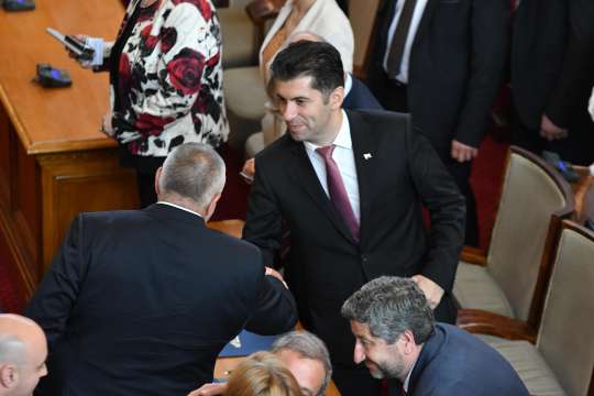 ДЕНЯТ В СНИМКИ Народното събрание гласува кабинета Денков Габриел Кадри