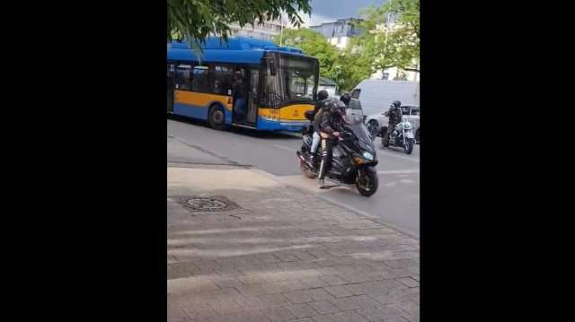 Моторист потроши врата на тролей в центъра на София Той