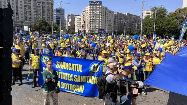 Стачкуващи учители здравни работници и полицаи демонстрираха в градовете Букурещ