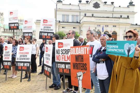 Телевизионни филмови и радио сценаристи протестираха днес пред Народното събрание Те