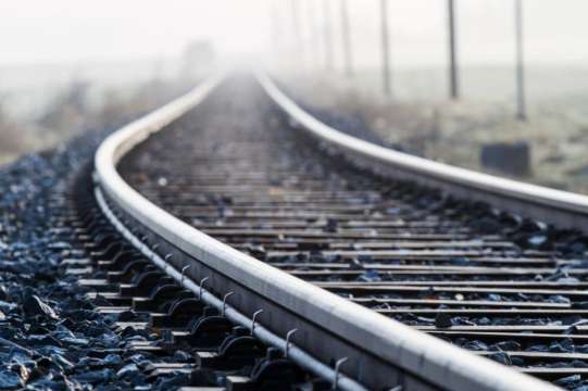 Влак блъсна и уби човек край гара Полски Тръмбеш съобщи