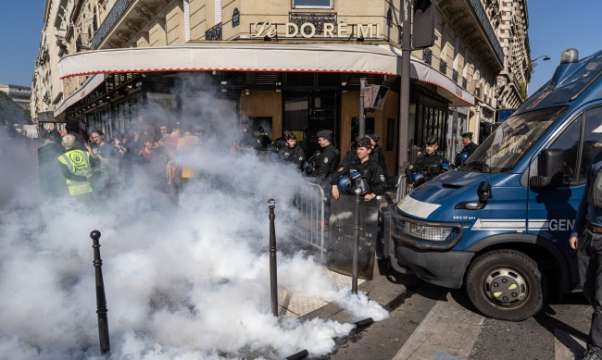 Правителството на Франция обяви засилено полицейско присъствие около Париж и