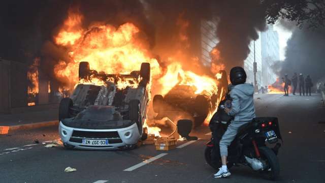 Близо 1000 души във Франция бяха арестувани а 80 полицаи