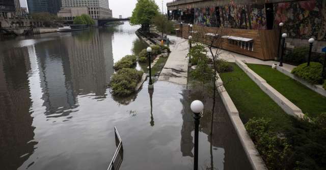 Проливни дъждове наводниха улиците на Чикаго предаде Асошиейтед прес Автомобили се