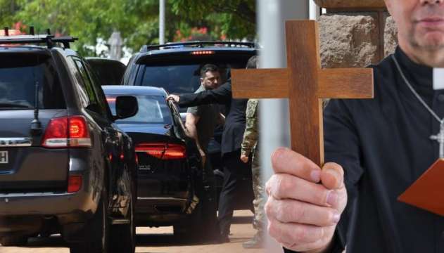 Свещеник с кръст се хвърли пред колите от кортежа на